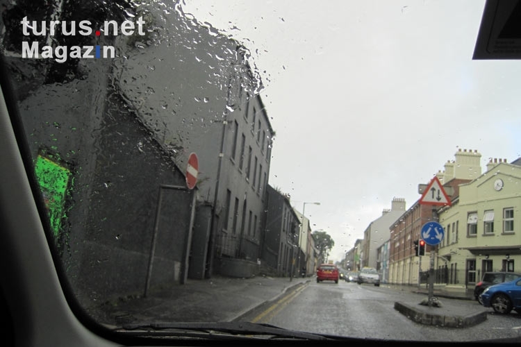 mit dem Mietwagen unterwegs in Nordirland, bei typisch irischem Schmuddelwetter