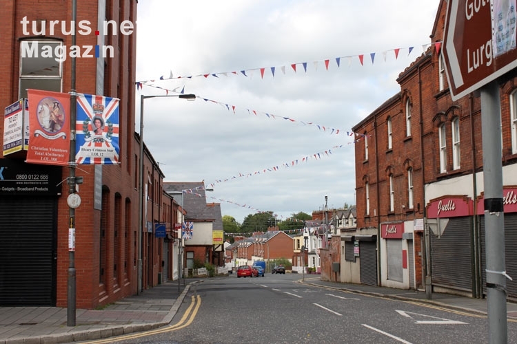 Britische Beflaggung in der Stadt Lurgan im County Armagh, Nordirland