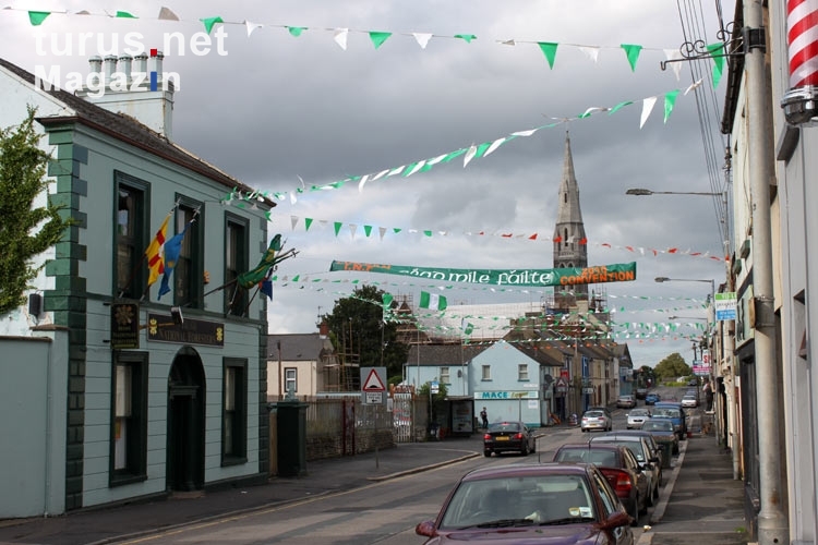 Irische Beflaggung im nordirischen Stadtviertel, katholischer Stadtteil, Nordirland