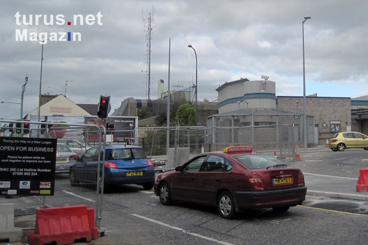 Straßenverkehr und bewachte Polizeistation in Lurgan, Nordirland