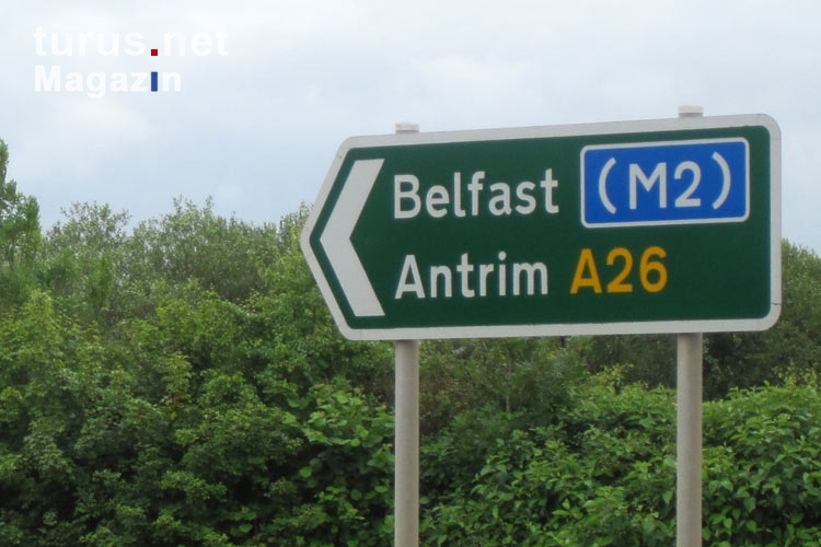Mit dem Auto nach Belfast und Antrim auf der M2 und A26 in Nordirland