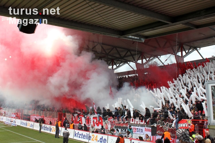 Ultras von Fortuna Düsseldorf lassen mächtig Rauch aufsteigen, Auswärtsspiel beim 1. FC Union Berlin