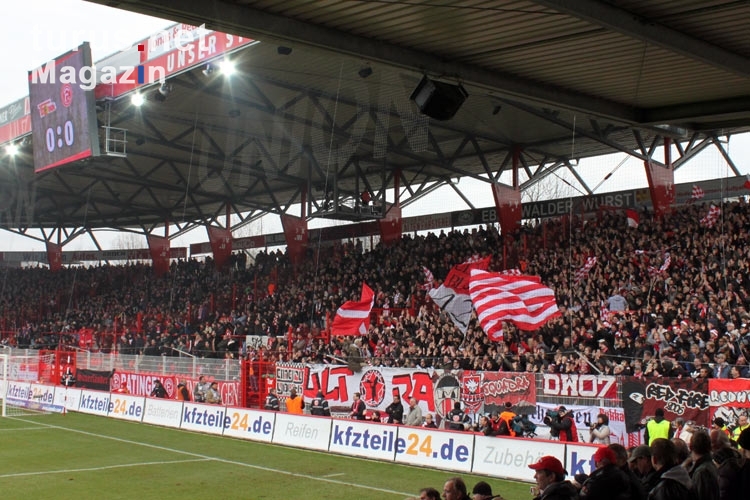Ultras / Fans von Fortuna Düsseldorf beim 1. FC Union Berlin, prall gefüllter Gästeblock