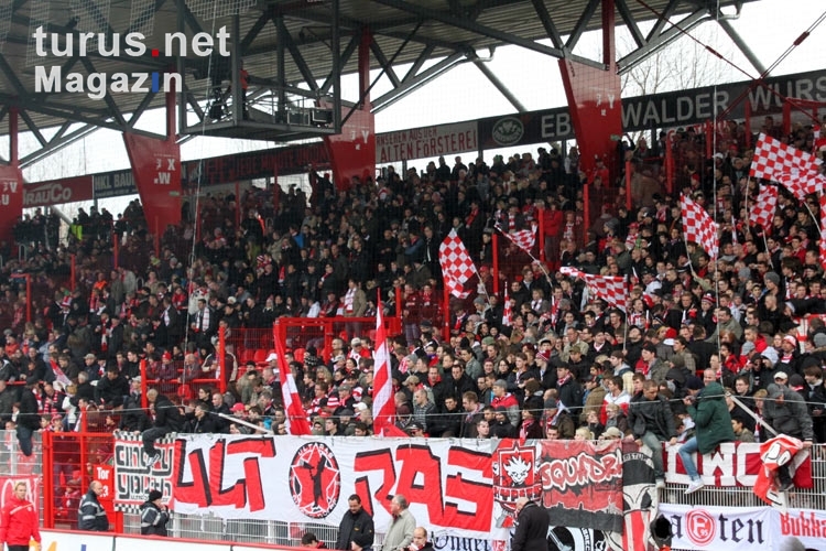 Ultras / Fans von Fortuna Düsseldorf beim 1. FC Union Berlin, prall gefüllter Gästeblock