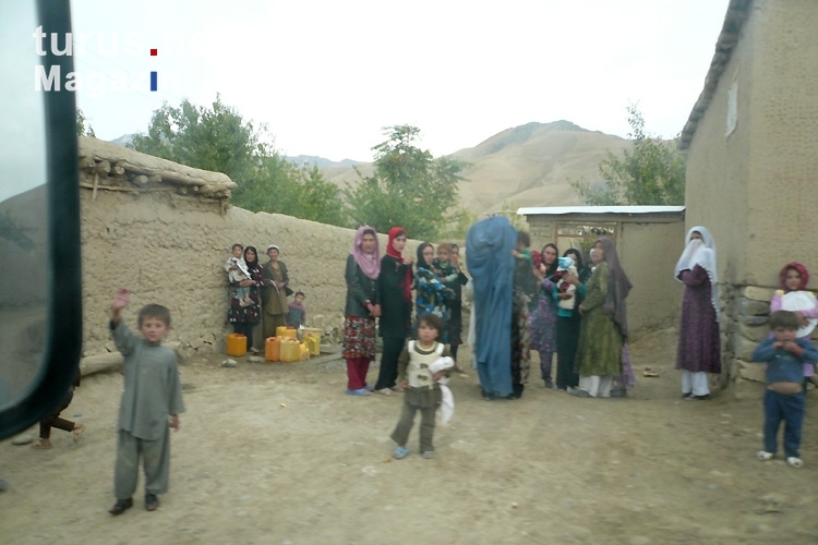 Menschen am Straßerand in Faizabad (Feyzabad, Fayz Abad), Islamische Republik Afghanistan