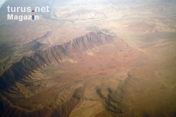 Blick auf die karge, trockene Berglandschaft von Afghanistan vom Flugzeug aus