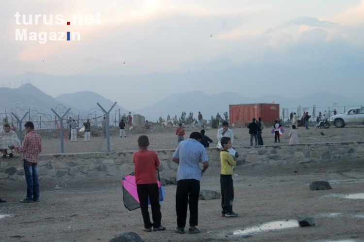 Kinder lassen in Kabul Drachen steigen, Islamische Republik Afghanistan