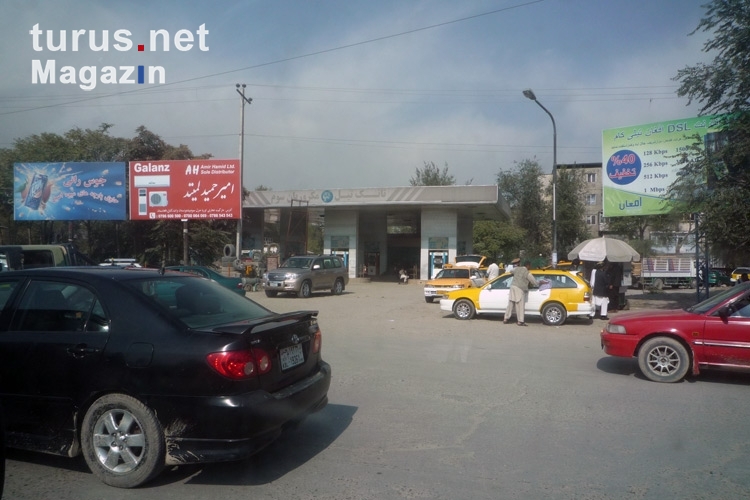 Straßenverkehr / Autos in der afghanischen Hauptstadt Kabul, Islamische Republik Afghanistan