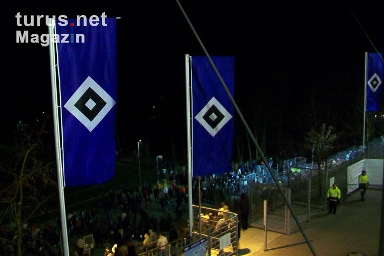HSV-Flaggen vor der Arena