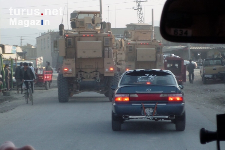 Patrouillen-Fahrt in Kabul, schwer gepanzerte Fahrzeuge auf der Straße unterwegs, Islamische Republi