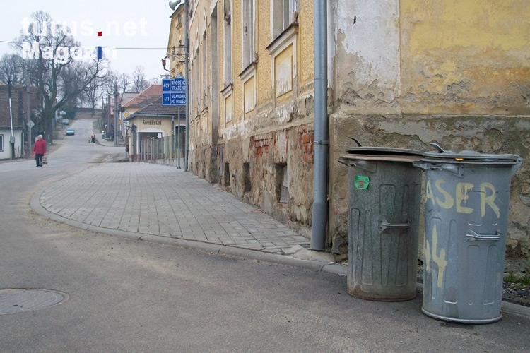 alte Mülltonnen in einem Dorf in Tschechien
