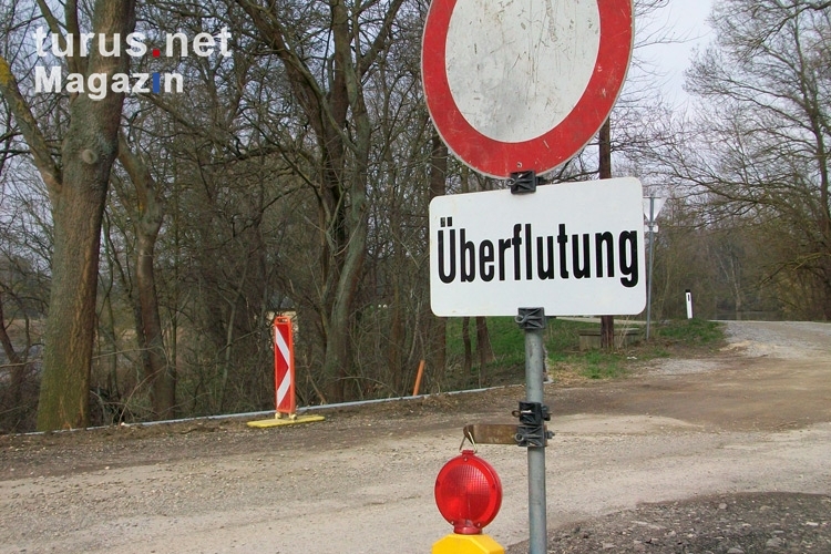 Stop! Überflutung in Österreich! Ein Fluss trat über das Ufer