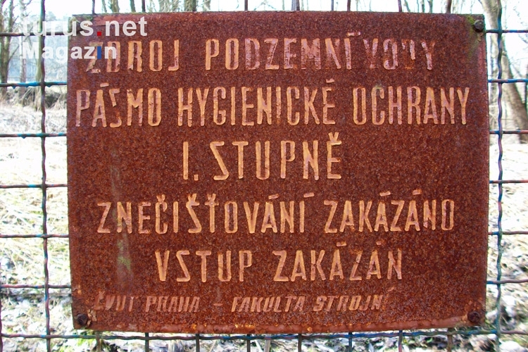 verrostetes Schild an dem Zaun eines Betriebes in Tschechien