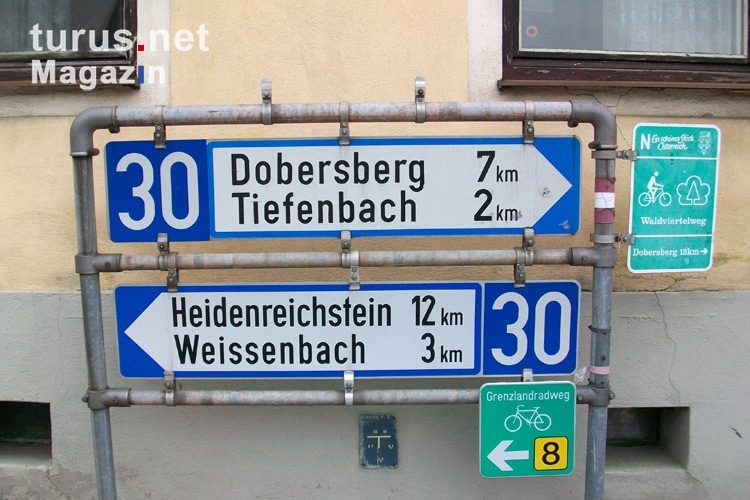 Wegweiser nach Dobersberg, Tiefenbach, Heidenreichstein und Weissenbach