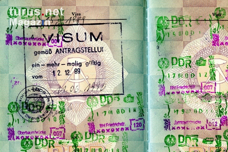 Visum und Stempel im DDR-Reisepass im Herbst 1989