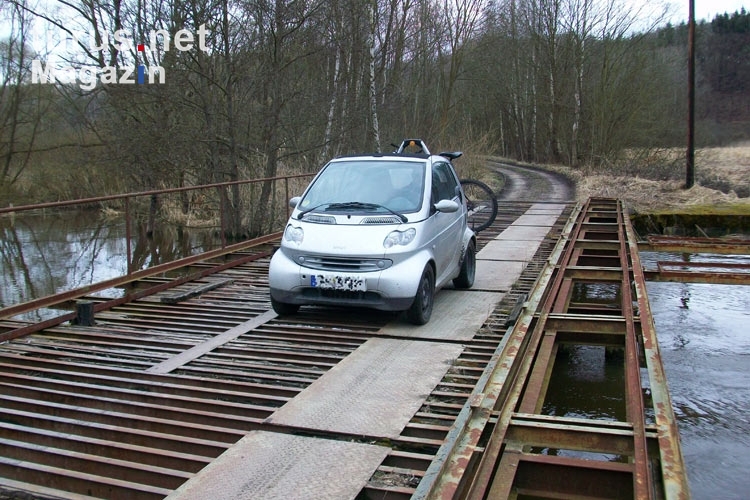 spannende Brücke an der deutsch-tschechischen Grenze, für Autofahrer ein Abenteuer