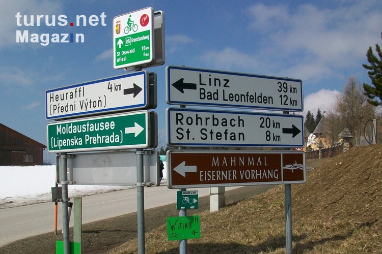Wegweiser zum Mahnmal Eiserner Vorhang an der Grenze zwischen Österreich und Tschechien