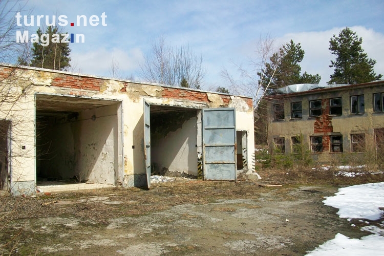 leer stehende, verwahrloste Gebäude an der tschechisch-österreichischen Grenze