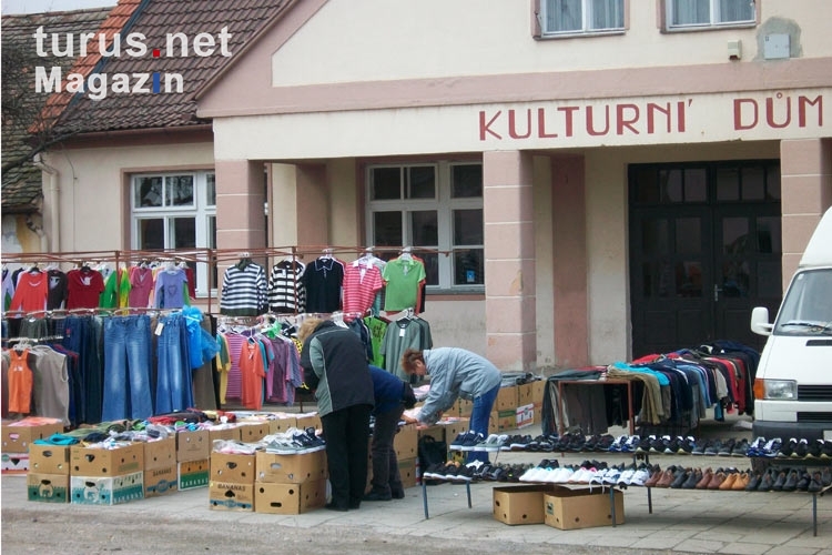 Textilienverkauf vor einem Kulturni Dum in Tschechien