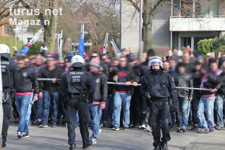 Wuppertaler Fans in Krefeld Marsch zum Stadion