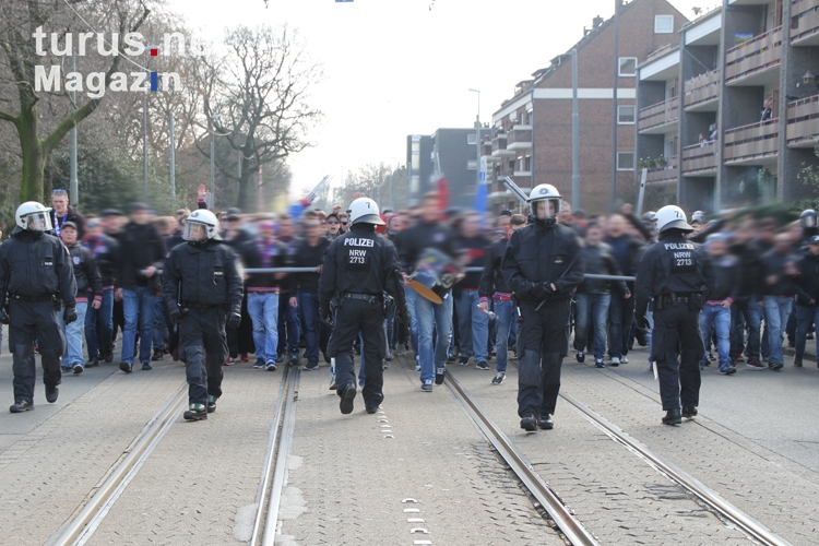 Wuppertaler Fans in Krefeld Marsch zum Stadion