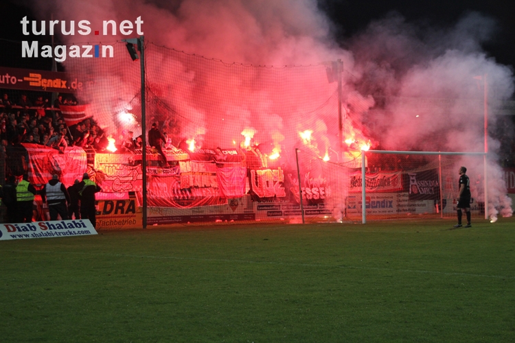 RWE Fans Ultras zünden Pyro Bengalo Böller in Ahlen