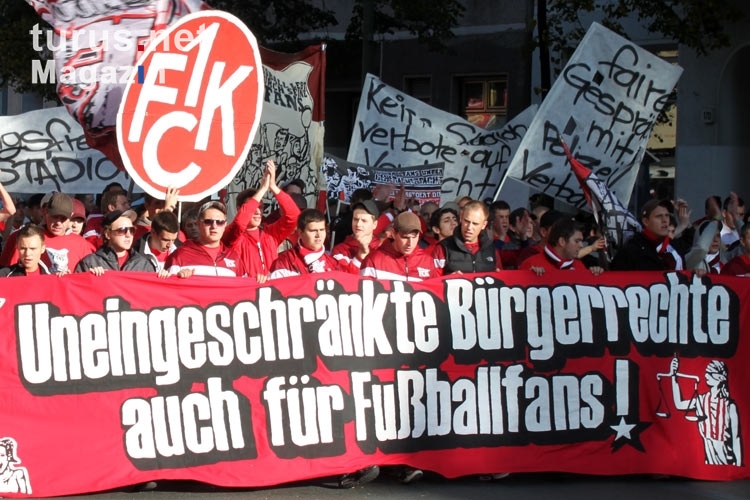 Fans des 1. FC Kaiserslautern bei der Fandemo 2010 in Berlin