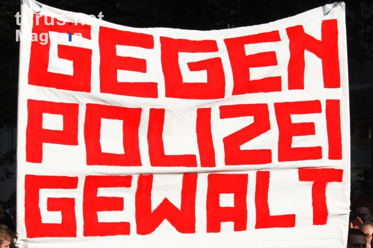 Gegen Polizeigewalt - Protest-Plakat von Fußballfans