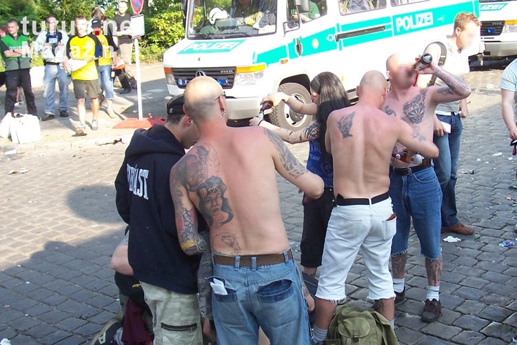 Fans von Dynamo Dresden in Berlin-Köpenick, S-Bhf Spindlersfeld, Sommer 2007