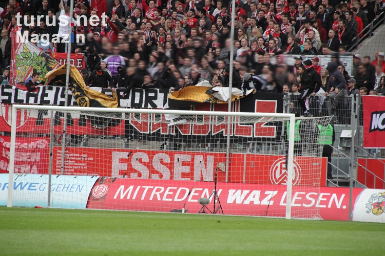 Essen Fans präsentieren Aachener Zaunbanner