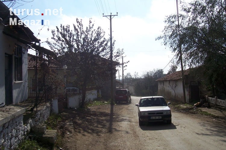 Fahrzeug in einer Nebenstraße der türkischen Ortschaft Yoguntas