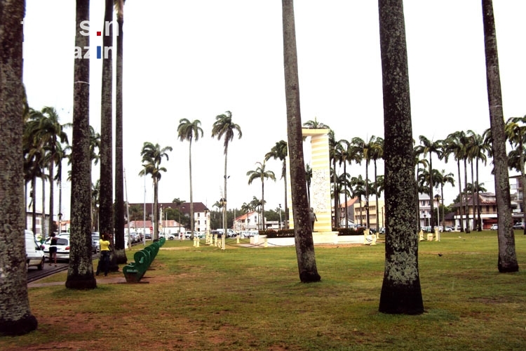 Parkanlage mit Palmen in Cayenne, Französisch-Guyana