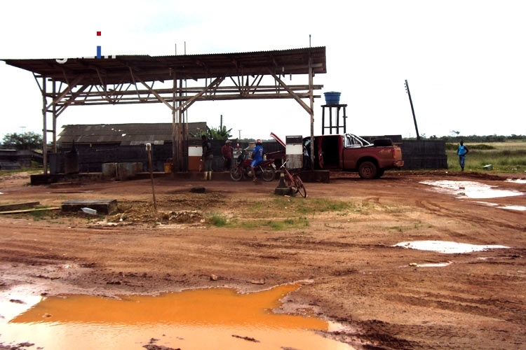 Tankstelle an der Straße (Piste) von Oiapoque nach Macapa in Brasilien