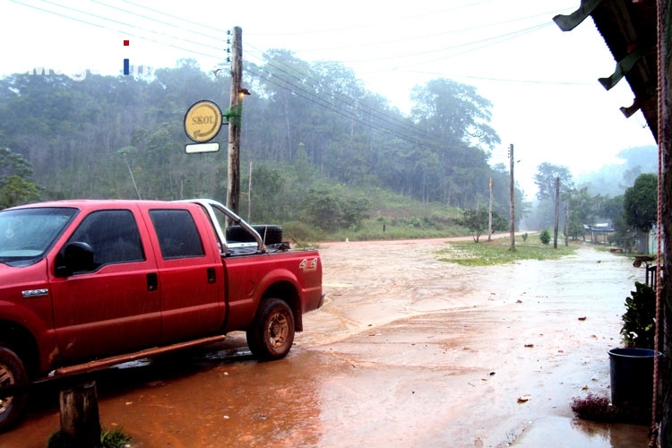 tropischer Mittagsregen an einer Raststätte an der Straße nach Macapa, Bundesstaat Amapa, Brasilien