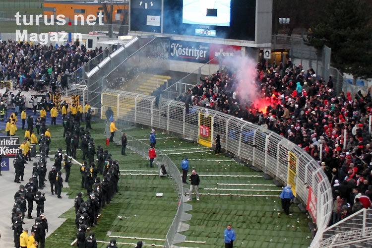 Fans / Ultras des FC Rot-Weiß Erfurt zünden beim FC Carl Zeiss Jena Pyrotechnik