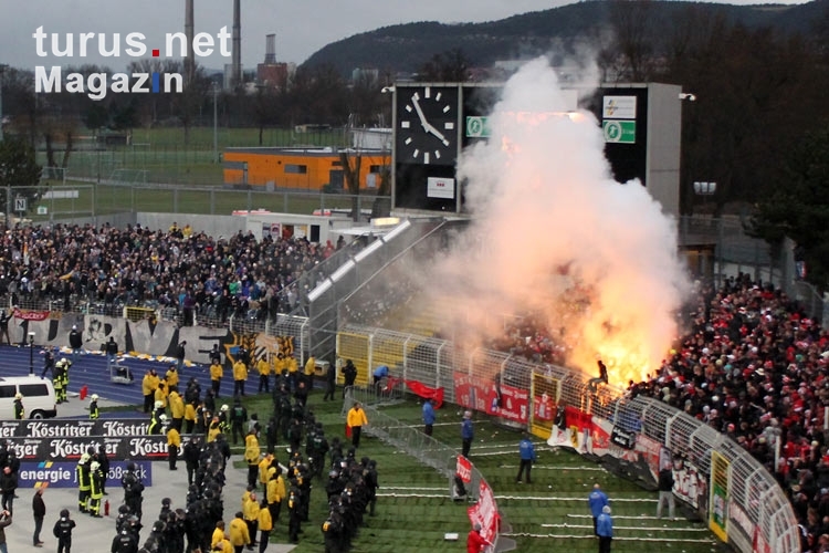 Erfurter Anhang zündet aus Frust Pyrotechnik nach der 0:1-Niederlage in Jena