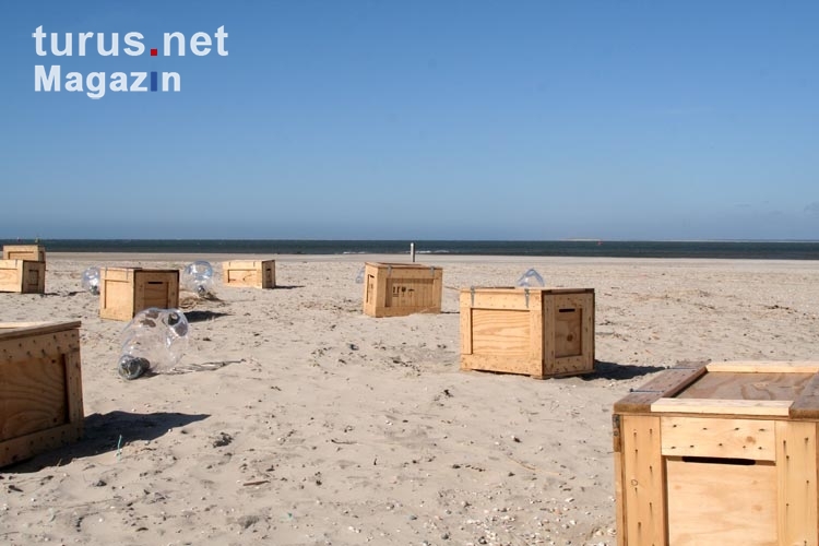 Kunstinstallation am Strand der niederländischen Insel Vlieland