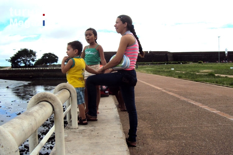 Brasilianerin geht mit zwei Kindern in Macapá spazieren