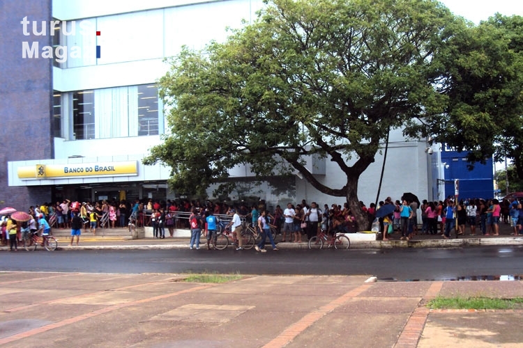 Passanten vor einer Banco do Brasil in der Stadt Macapá, Bundesstaat Amapá in Brasilien