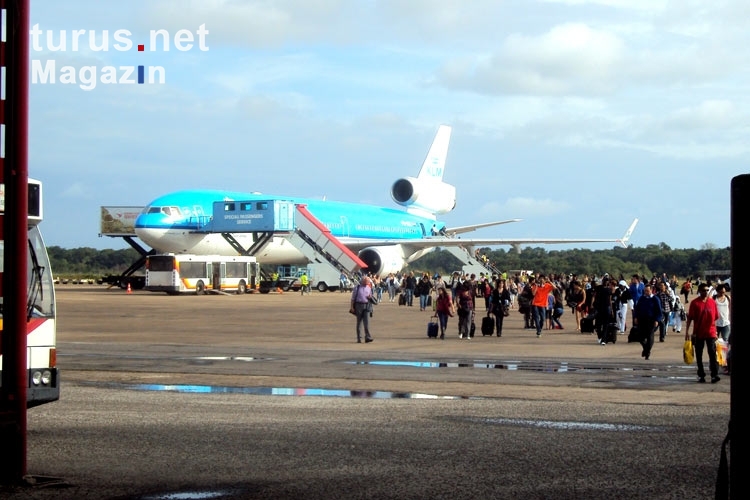 Flugzeug und Passagiere auf dem Johan Adolf Pengel International Airport bei Paramaribo / Zanderij