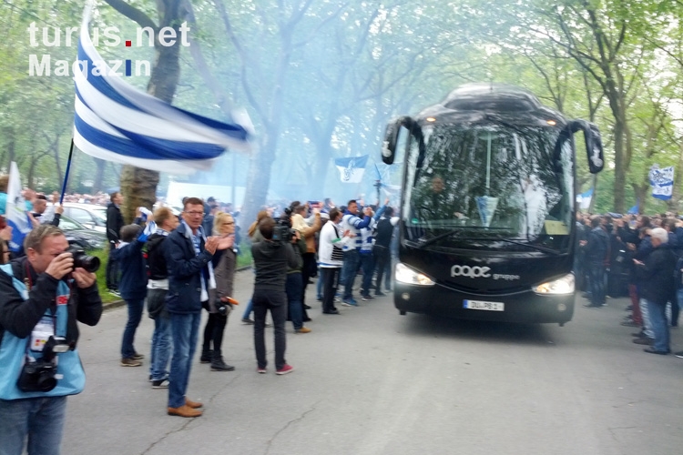 MSV Fans empfangen den Mannschaftsbus