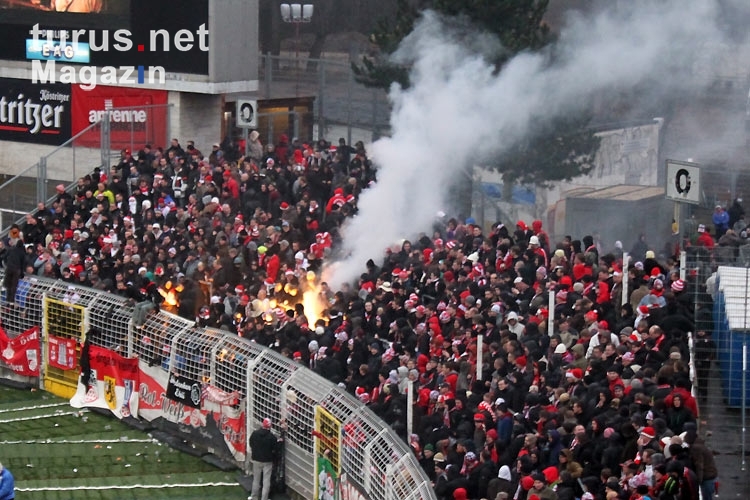 Pyrotechnik im Erfurter Block nach dem Abpfiff der Partie beim FC Carl Zeiss Jena