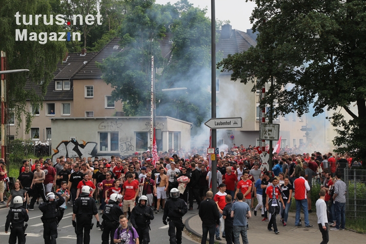 Final-Marsch RWE Fans, Ultras, Hooligans vor Spiel gegen WSV 2016