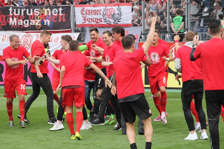 RWE Fans und Mannschaft feiern Pokalsieg 2016