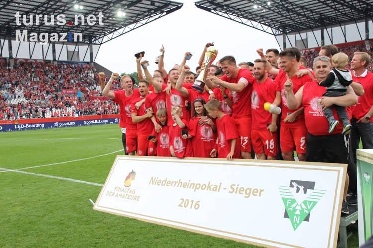 Pokal und RWE Mannschaft 2016