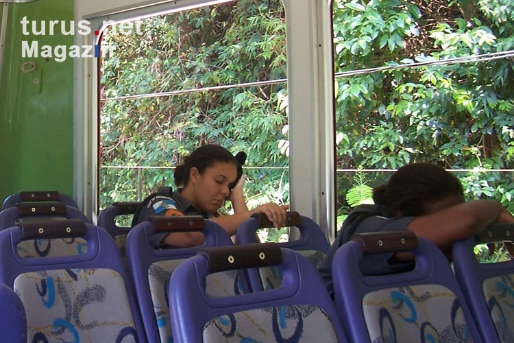 Dösende Fahrgäste in der Zahnradbahn auf dem Corcovado in Rio de Janeiro