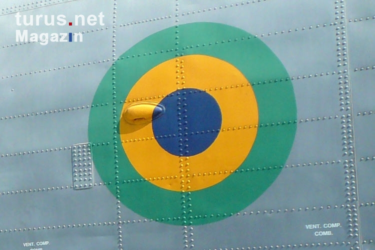 Brasilianische Nationalfarben an einem Marine-Helikopter