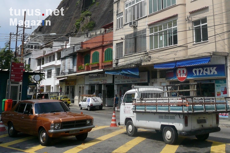 Fahrzeuge auf einer Straße im Stadtteil Urca / Leme in Rio de Janeiro