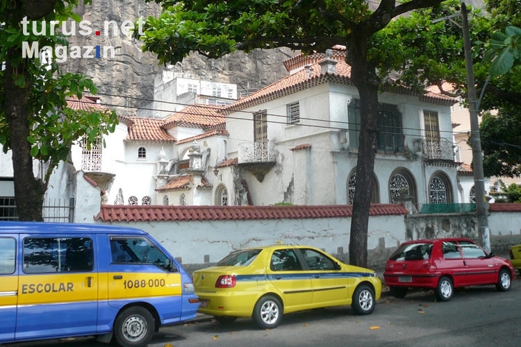 Fahrzeuge auf einer Straße im Stadtteil Urca / Leme in Rio de Janeiro