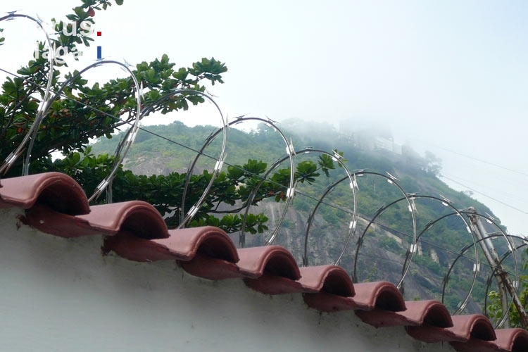 Stacheldraht-Rollen auf einem Zaun eines Grundstücks in Rio de Janeiro